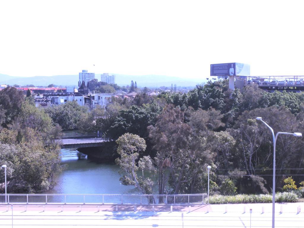 Broadbeach Travel Inn Apartments Gold Coast Bagian luar foto